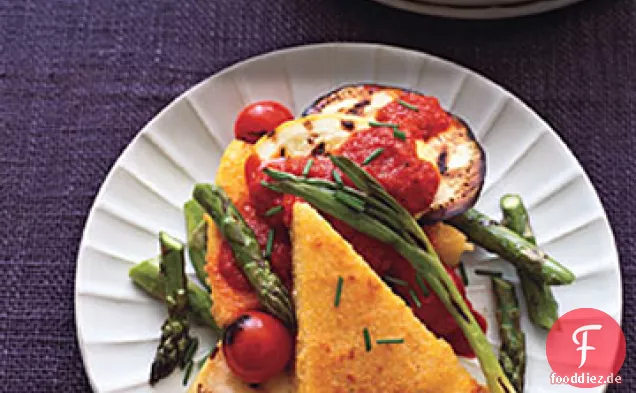 Polenta und Gemüse mit gerösteter Paprika-Sauce