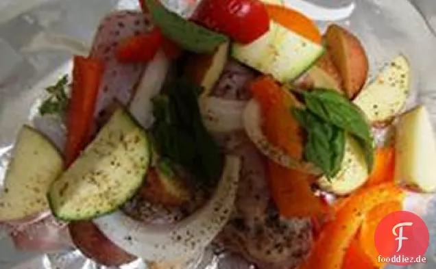 Gegrillte Hähnchen- und Kartoffelfolienpackungen