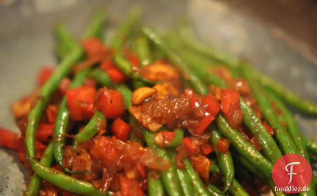 Sautierte Haricots Verts, rote Paprika und Pinienkerne