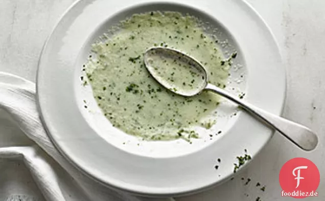 Gekühlte Gurkensuppe mit Minzblättern