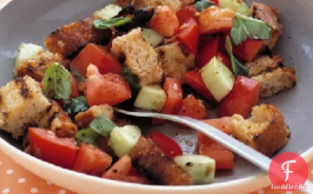 Tomaten- und gegrillter Brotsalat