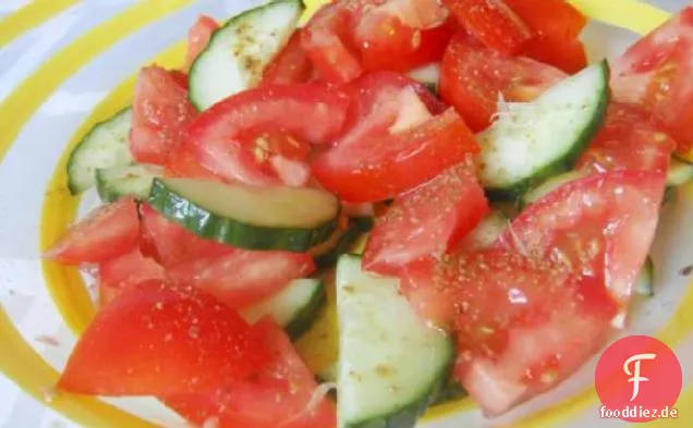 Erfrischender Gurken-, Tomaten- und Limettensalat