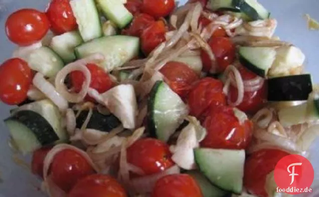 Geröstete Tomaten, Zwiebeln, mit Mozzarella & Gurken