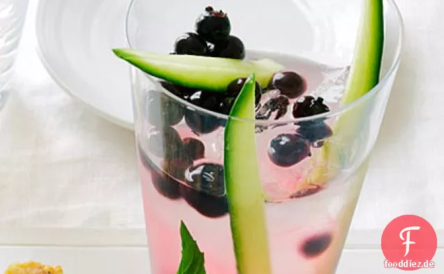 Gurken-, Soju- und Blaubeerstrauch-Cocktail