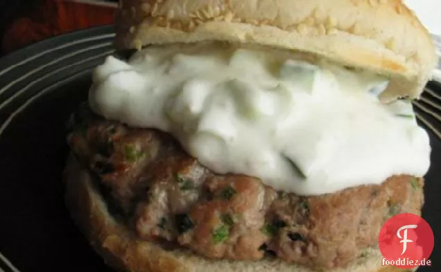 Truthahn-Kräuter-Burger mit Joghurt-Zitronen-Dressing