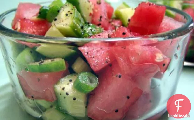 Süß-saurer Wassermelonen-Gurkensalat
