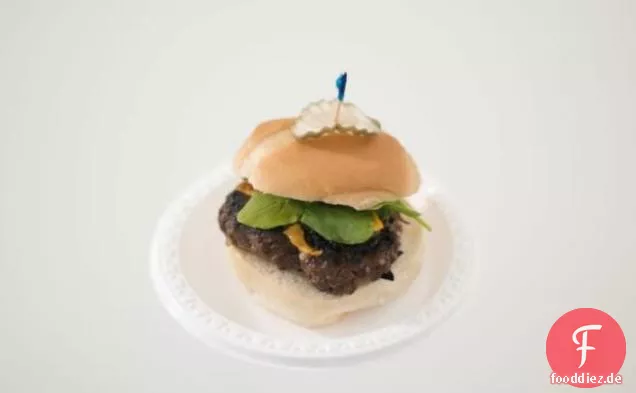 Bison Burger mit Knoblauch-Mayo und Karamellisierten Zwiebeln