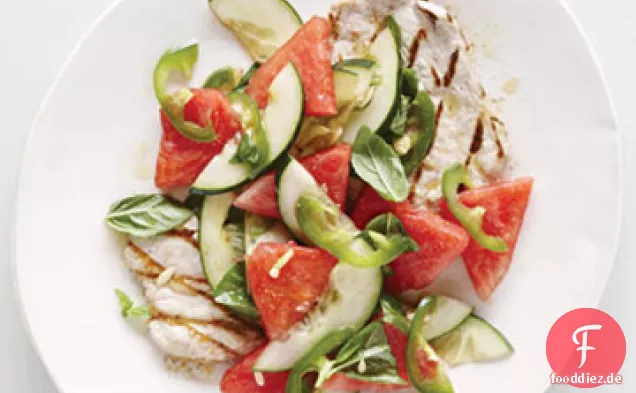 Gegrillte Schweinekoteletts mit Wassermelonen-Gurkensalat