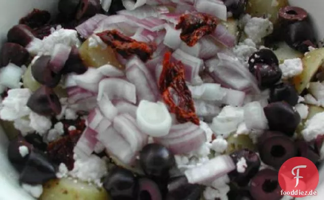 Griechischer Kartoffelsalat mit sonnengetrockneten Tomaten