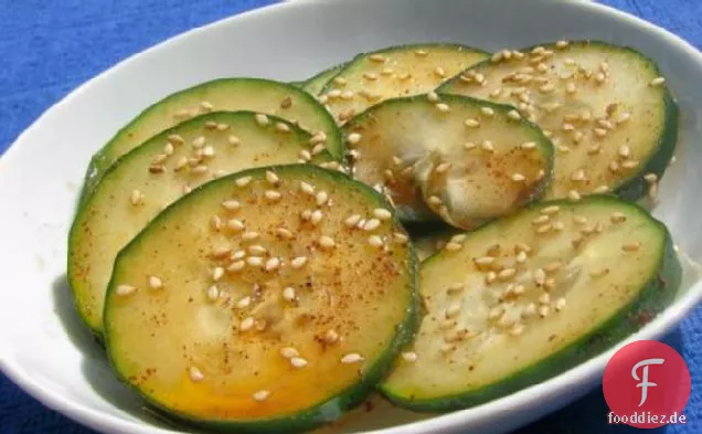 Einfacher koreanischer Gurkensalat