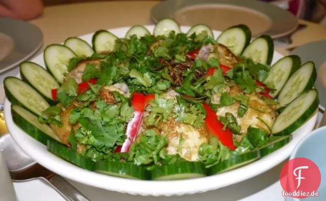 Thailändisches Huhn mit knusprigen Schalotten in gelbem Reis (Kao Moke Gai)
