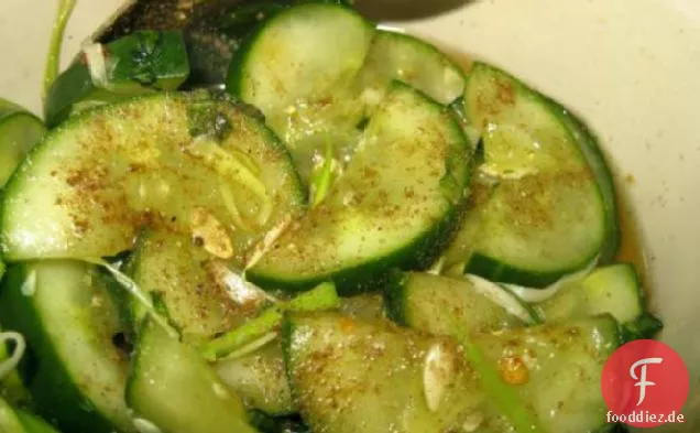 Eingelegter Gurkensalat