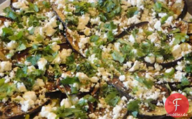 Gegrillte marinierte Auberginen mit Feta und Kräutern