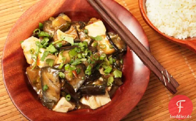 Geschmorte Auberginen mit Tofu in Knoblauchsauce