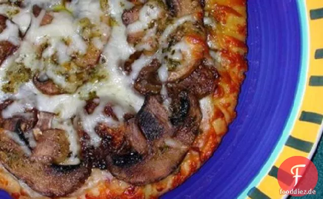 Aubergine (Aubergine) Pilz-Feta-Pesto-Pizza