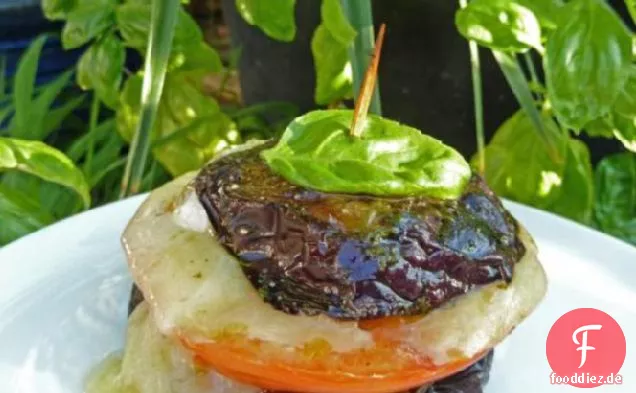 Auberginen-Sandwiches mit Ziegenkäse, Tomaten und Basilikum