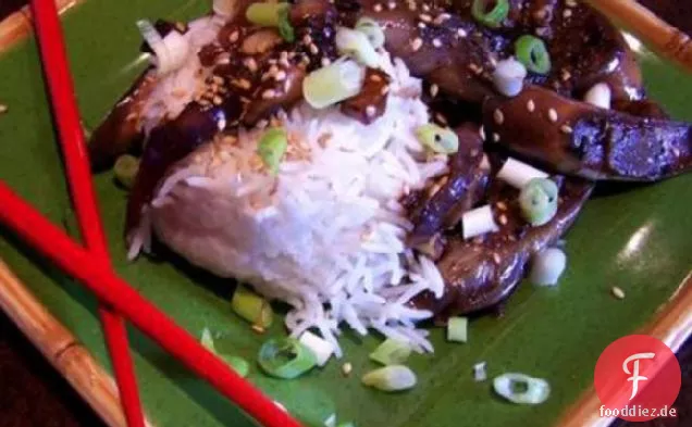 Aubergine (Aubergine) mit scharfer Knoblauchsauce