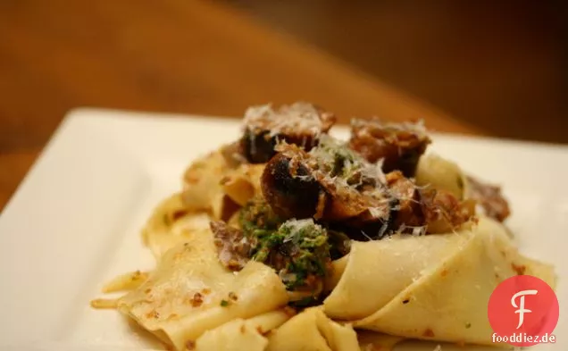 Pasta mit würziger italienischer Wurst, Brokkoli Rabe und sonnengetrocknet