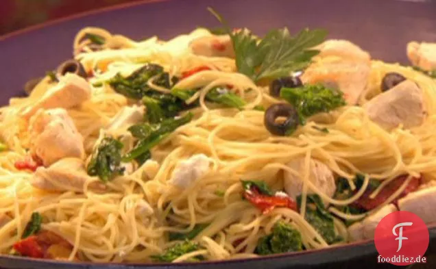 5 Zutaten Sautiertes Huhn und Brokkoli Rabe mit schwarzen Oliven, getrockneten Tomaten und Feta