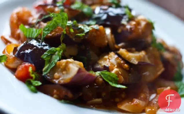 Verkohlte Auberginen und Tomaten mit Harissa und Minze