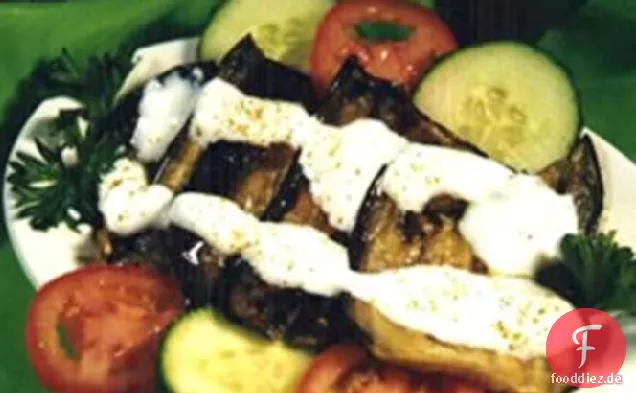 Gebräunte Aubergine (Aubergine) mit Joghurt