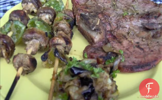 Rosmarin-gegrillter New Yorker Streifen mit rauchigem Auberginengenuss