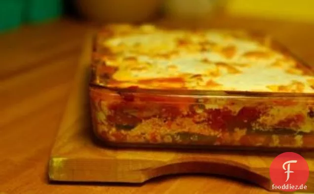 Gebratene Auberginen-Lasagne mit gebratener Tomatensauce