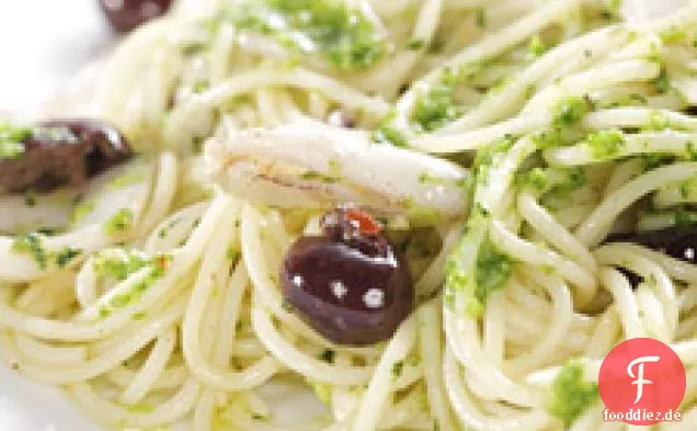 Spaghettini mit Brokkoli Rabe Pesto, Calamari und ligurischen Oliven