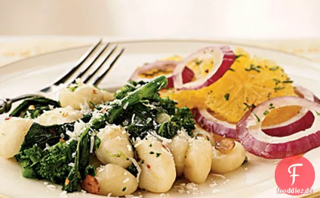 Gnocchi mit Brokkoli Rabe, karamellisierten Knoblauch und Parmesan