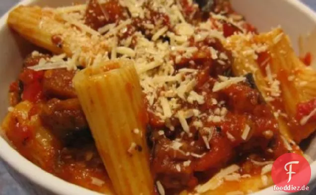 Rigatoni mit Tomaten, Auberginen und Paprika