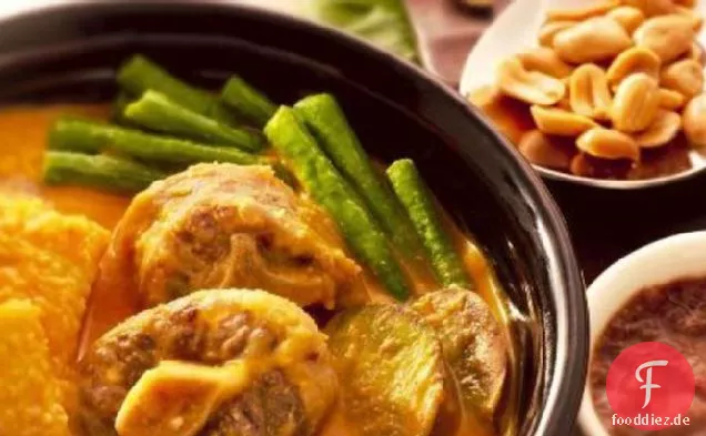 KARI-KARE (Fleisch-Gemüse-Eintopf in Erdnusssauce)