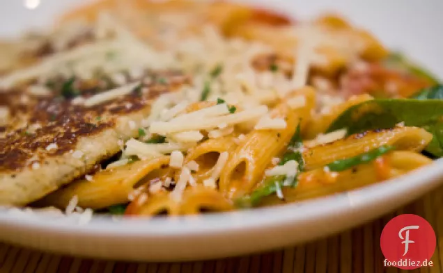 Laura's raffiniertes Huhn mit Nudeln in cremiger Tomate Parm