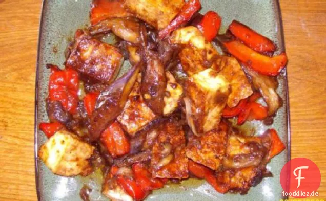 Gebratene Auberginen und Tofu