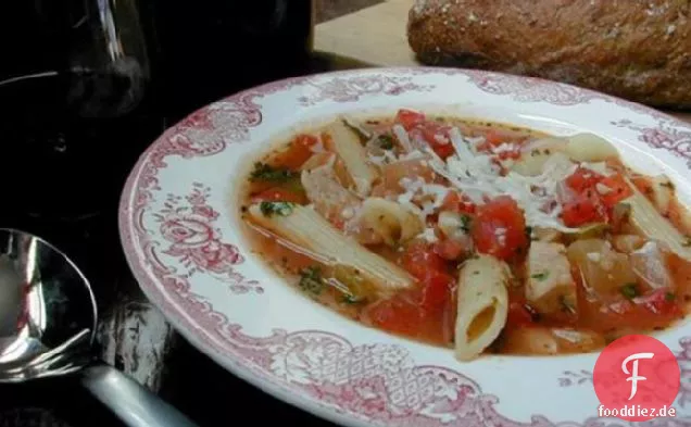Ratatouille-Suppe Mit Schweinefleisch und Penne