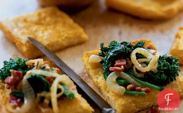 Polenta Quadrate mit sautierten Brokkoli Rabe und Pancetta