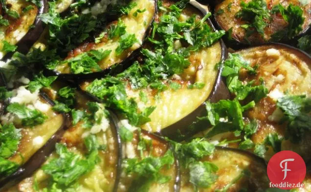 Aubergine (Aubergine) mit rohem Knoblauch