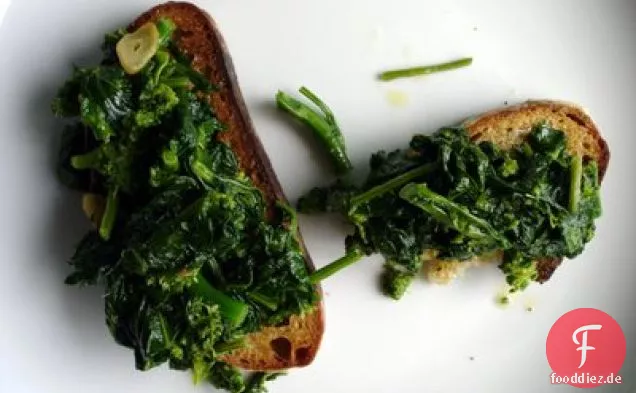 Brokkoli Rabe Toast mit Olivenöl, Knoblauch und rotem Pfeffer