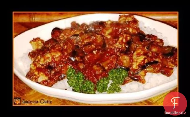 Sautierte Auberginen und Schweinefleisch in Tomatensauce auf Reis