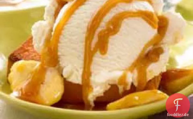 Gerösteter Pfund Kuchen mit Eis & Bananen