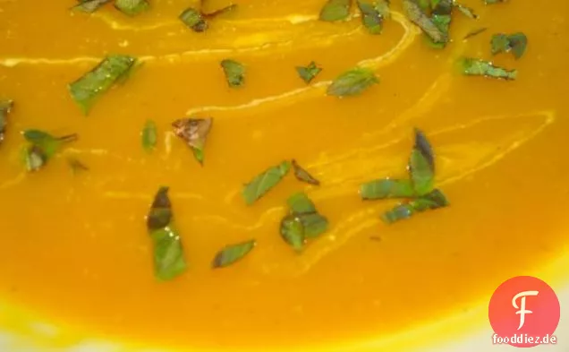 Kürbissuppe mit Curry und Basilikum