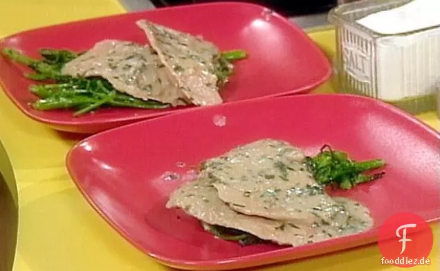 Gekochtes Kalbfleisch mit Zitrone, auf einem Bett aus Brokkoli