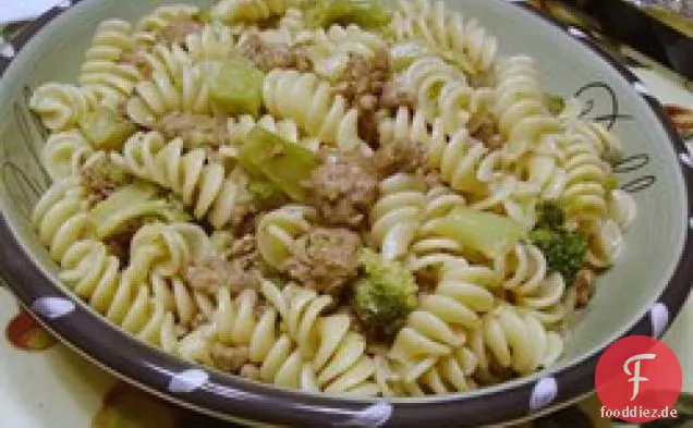 Italienische Wurst Mit Farfalle Und Brokkoli