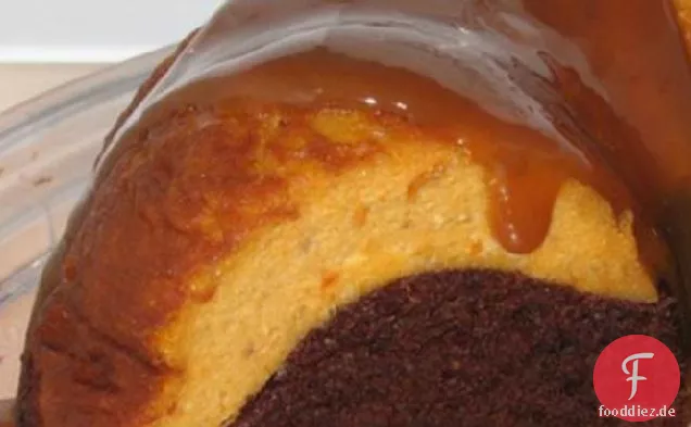 Kürbis-Käsekuchen gekrönt Schokolade Bundt Kuchen W. Dulce De Leche