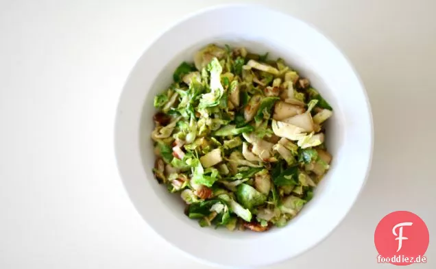 Geschredderter Rosenkohl mit Pekannüssen und Birne