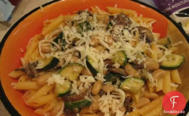 Pasta mit Zucchini, Pilzen und Cannellini Bohnen in Marinara