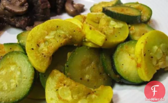 Land gebratener gelber und Zucchini-Kürbis