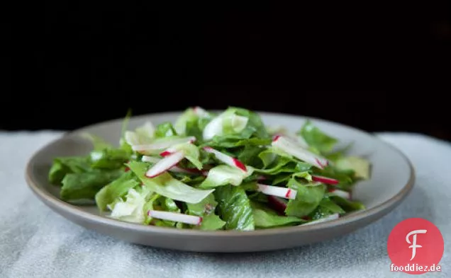 Rettich-Escarole-Salat mit Sardellenvinaigrette