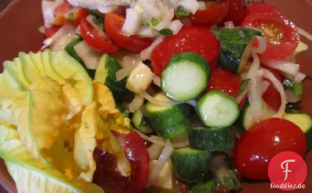 Tomaten-Zucchini und Käse werfen