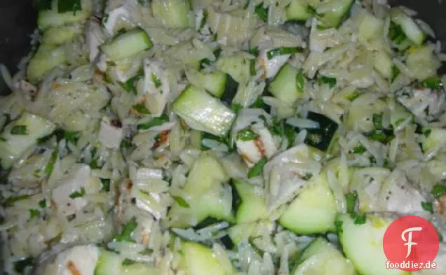 Zitronen-Orzo-Salat mit Zucchini und frischen Kräutern