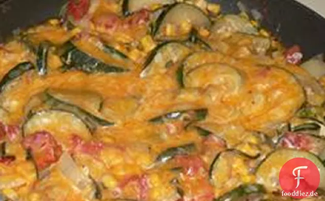 Zucchini und Mais mit Käse belegt